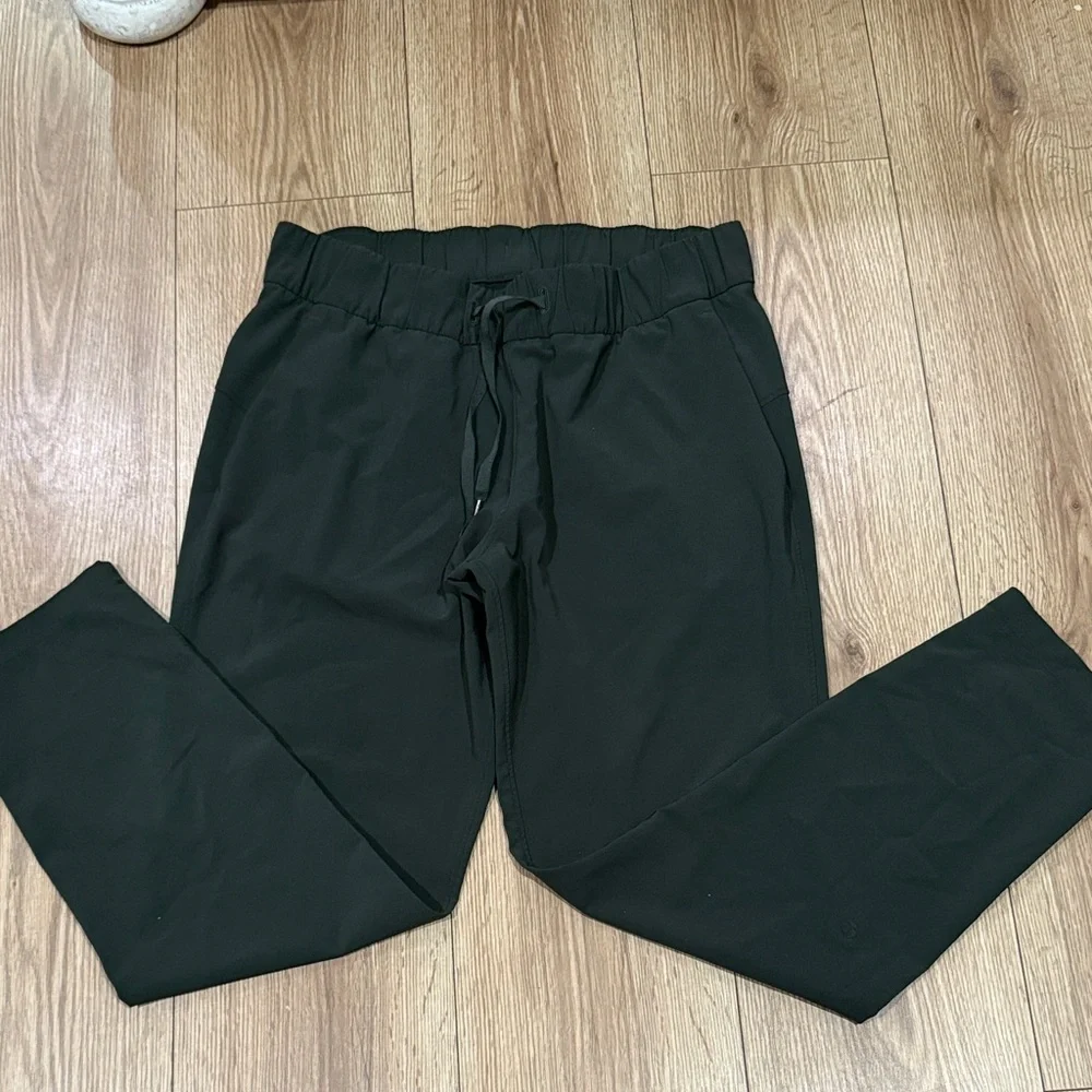 Lululemon On The Fly 8 Dark Olive Green - Picture 1 of 5